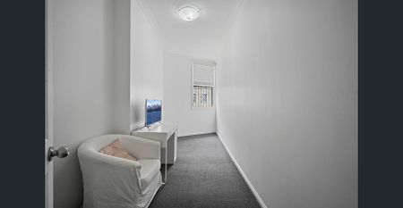 Spacious Three Bedroom Apartment In Prime Petersham Location - Photo 3