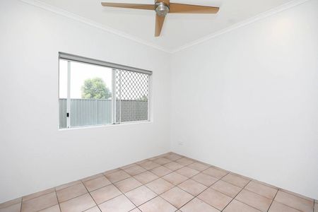 Extra Spacious Family Home - Fully Tiled - Solar - Photo 2