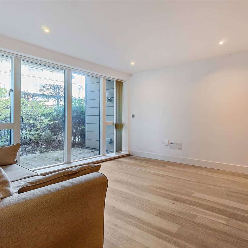Modern one bedroom apartment on the ground floor with patio - Photo 1