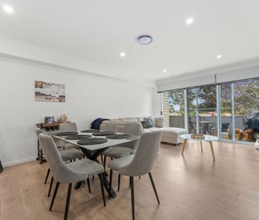 Contemporary Living - Spacious 3 Bedroom Townhouse - Photo 2