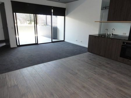First level apartment in a secure complex - close to cafes, restaurants, schools, shops and CBD - Photo 2