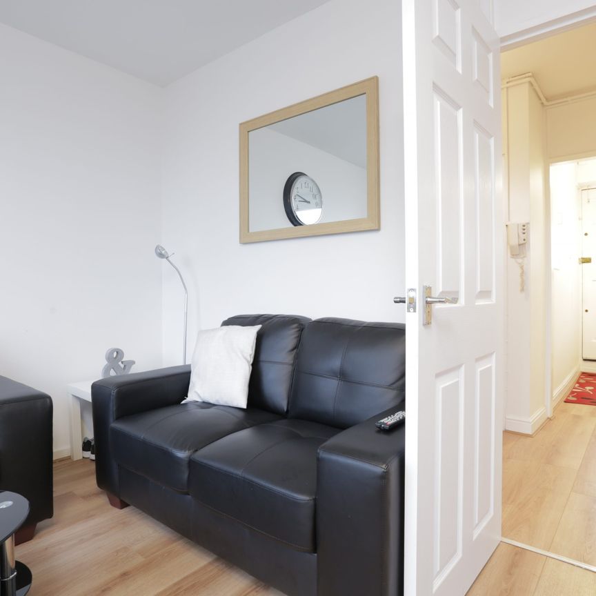 22 Corringham House (ii) – Room 2 - Photo 1