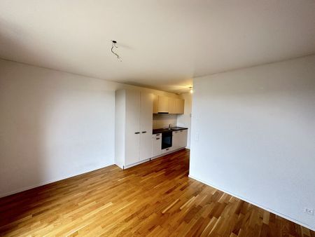 Modern and close to shops - Photo 3