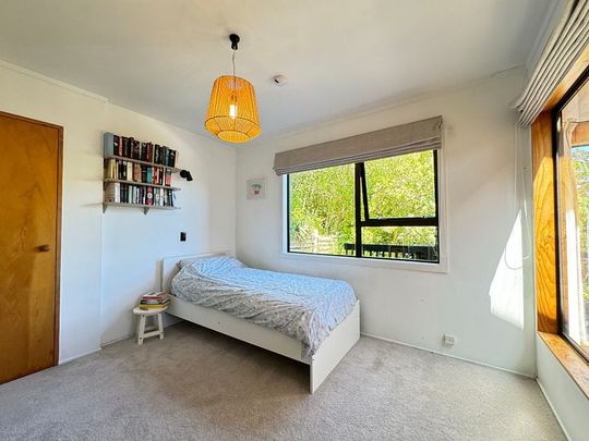 Sunny 3 Bedroom Family Home with Views - Photo 1