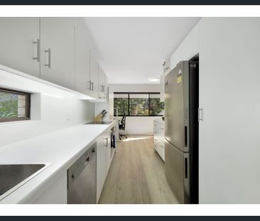 Partially furnished 2 bedroom apartment - moments to everything. - Photo 4