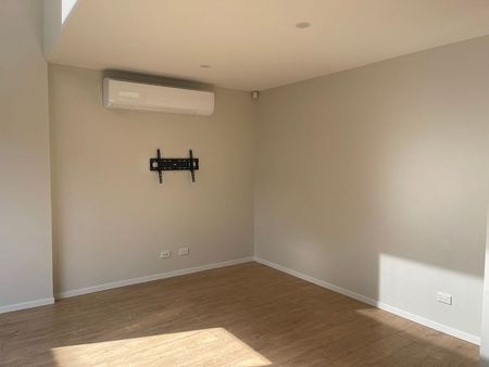 Lovely townhouse with a spacious backyard - Photo 5