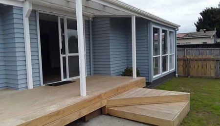 Bright & Convenient – Walk to Town! - Photo 5