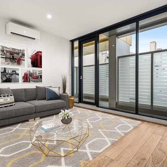 Light Filled Modern Apartment - Photo 1