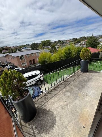 Spacious Sun-Filled 3 Double Bedroom Modern House - Photo 4