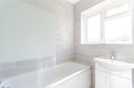 4 bedroom detached house to rent - Photo 2