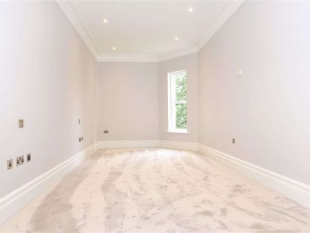 Luxury first floor apartment in a gated development of 10 - Photo 3