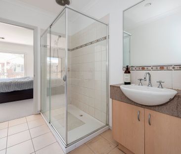 Spacious Family Townhouse in Superb Mitcham Location - Photo 6