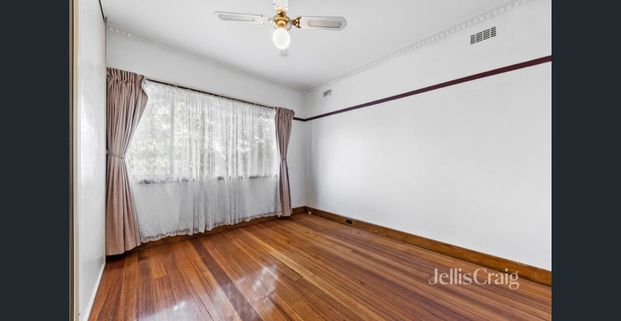 Period Character and convenience....Superb family home 3 bedrooms, 2 bathrooms - Photo 1