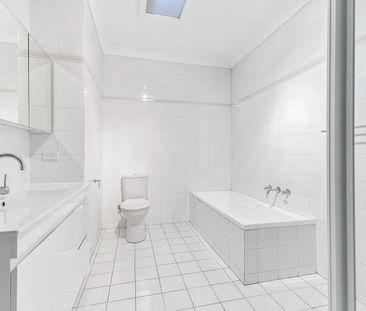 11 Council Street, Bondi Junction NSW 2022 - Townhouse For Rent | D... - Photo 5