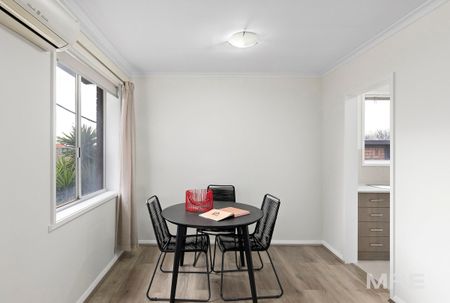 Light-filled living with city views - Photo 3