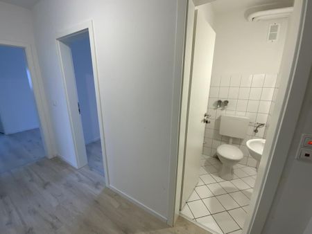 Weitblick inklusive: Großzügige 3-Zimmer-Wohnung mit Balkon frei! - Foto 4