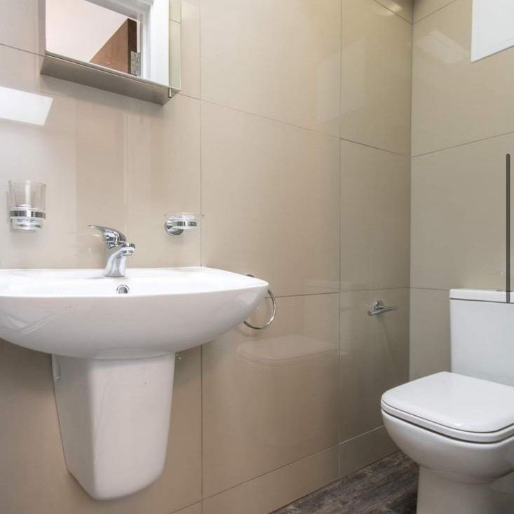 1 bedroom in a flat share to rent - Photo 1