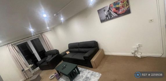 1 bedroom in a house share to rent - Photo 2