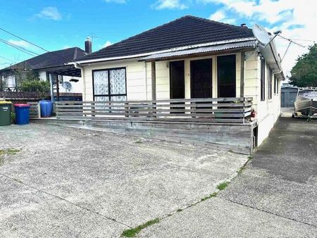 3 Bed / 2 Bath Large Family Home in Kelston - Photo 2