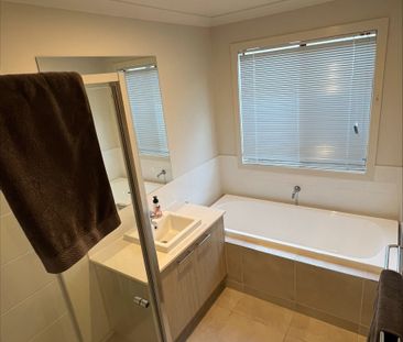 Cranbourne East - Photo 4