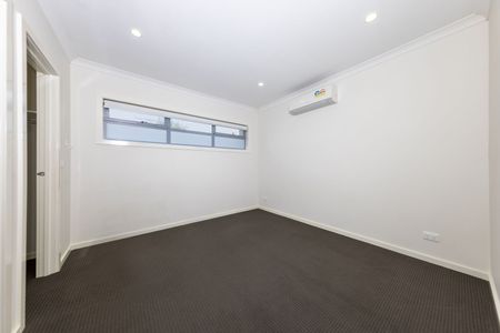 MODERN TWO BEDROOM TOWNHOUSE!! - Photo 2