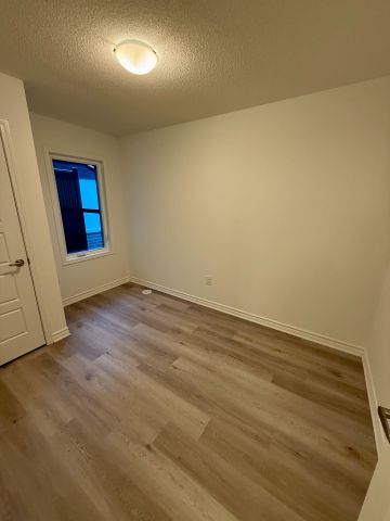 For Lease - 26 Ennerdale Street, Barrie, Ontario - Photo 2