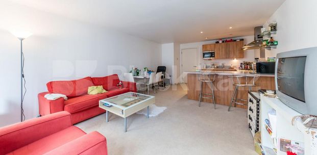 Stunning modern 2 bed 2 bath in a portered development mins to tube - Photo 1