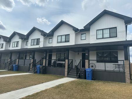 Brand new townhouse! Rare rental in PENHOLD! 3 bed, 2.5 bath! - Photo 4