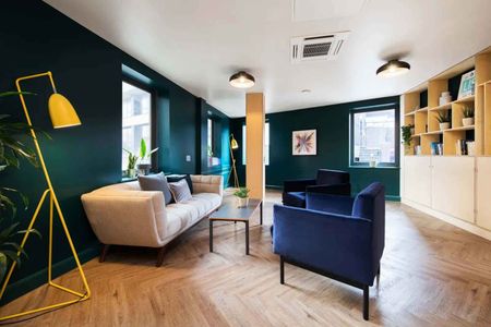 Large Standard Double Ensuite: Three Bed Flat - Photo 3