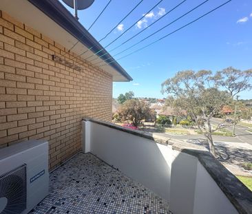 Stylishly Renovated 2 Bedroom Apartment with Lock-up Garage! - Photo 6