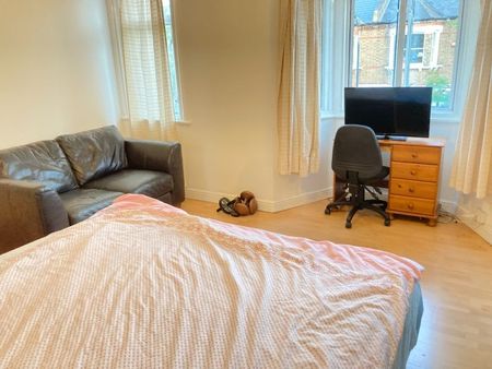 4 Bed Terraced House, Very Near Vespan Road Area, W12 - Photo 4