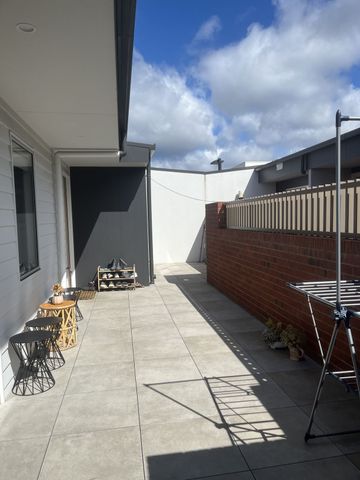 "Upstairs Apartment In Central Kingston!" - Photo 5