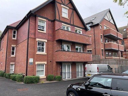 3 bedroom flat to rent - Photo 4