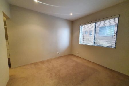 Spacious Two Bedroom Apartment - Photo 4