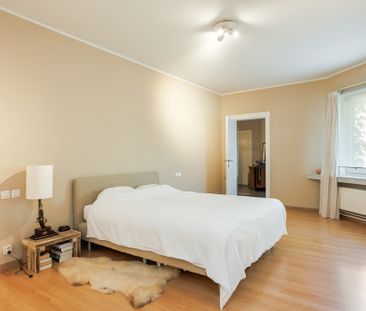 Woning met 5 slaapkamers, 2 badkamers en ruim magazijn en/of 4 à 5 ... - Photo 5