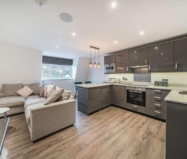 Chapel Grove, Addlestone, Surrey, KT15 - Photo 2