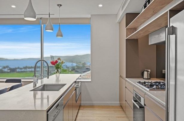 High end 2 bedroom, plus study apartment with waterviews - Photo 1