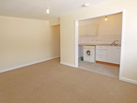 1 bedroom Upper Floor Flat flat to rent - Photo 3