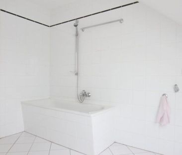 / 2 – Raum Dachgeschoss Wohnung mit EBK und Galerie / ab sofort - Foto 4