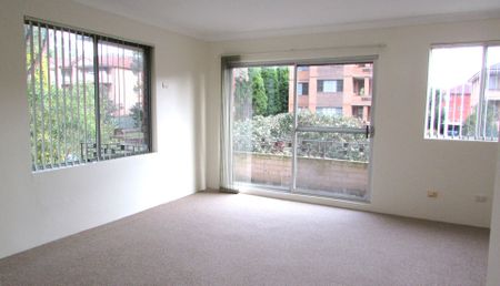 Renovated 2 Bedroom Apartment with lock up garage - Photo 3
