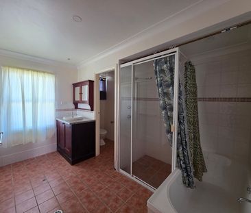 Beautifully Presented & Centrally Located 2 Bedroom Unit - Photo 6