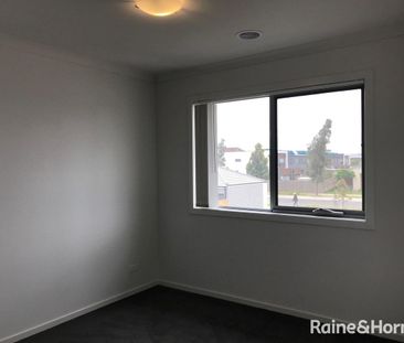 Fabulous 5B 2Storey Home in Williams Landing! - Photo 3