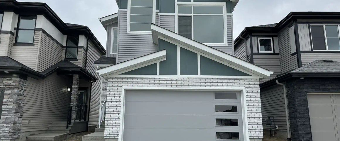 Spacious Kinglet Gardens Home with Double Garage & Fenced Backyard — 3 Bedrooms House - Photo 1