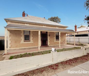 3 Bedroom Stone Home - Photo 3
