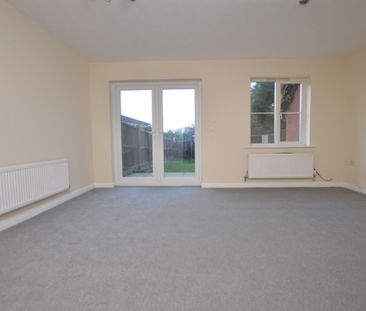 3 Bedroom Semi-Detached House - Photo 3