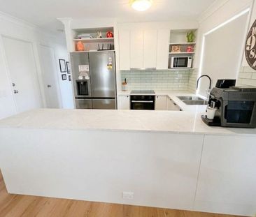 STUNNING 3 BEDROOM TOWNHOUSE WITH POOL, SAUNA, TENNIS COURT, GYM - Photo 2