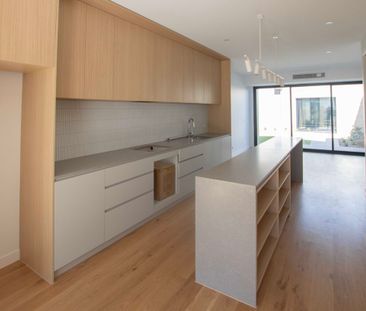 Architecturally crafted townhouse - Photo 5