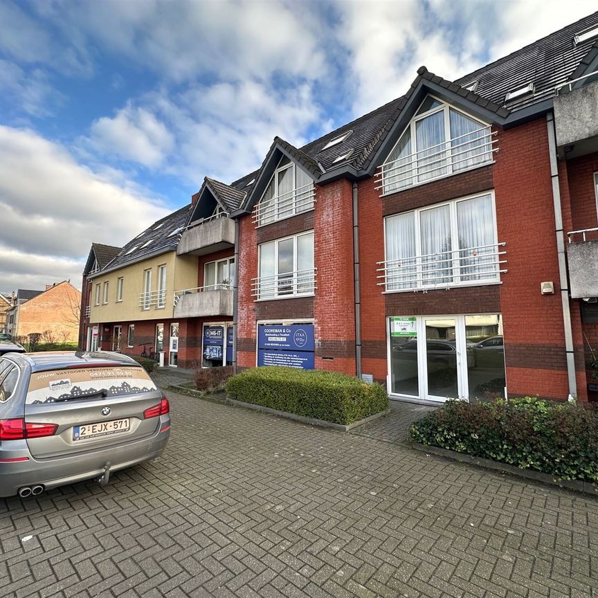 Gelijkvloers appartement met 3 slaapkamers en autostaanplaats. - Photo 1