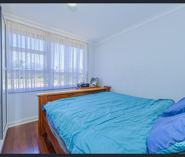 Comfortable Family Living Close to Shops & Transport - Photo 6