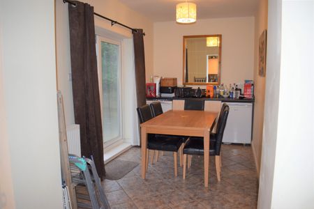 Double Room with Ensuite - Bath- Close to Hospital - Photo 4